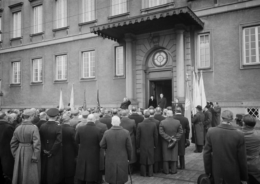 Финны у посольства Швеции в Хельсинки требуют помощи. Январь 1940 г.
