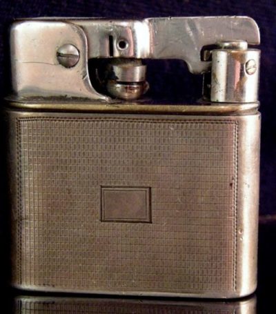 Зажигалка «Zunder» немецкой фирмы Müller & Grünstein, выпускалась с 1936 года.
