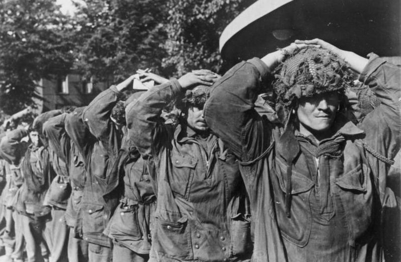 Британские парашютисты в плену. Арнем. Сентябрь 1944 г. 