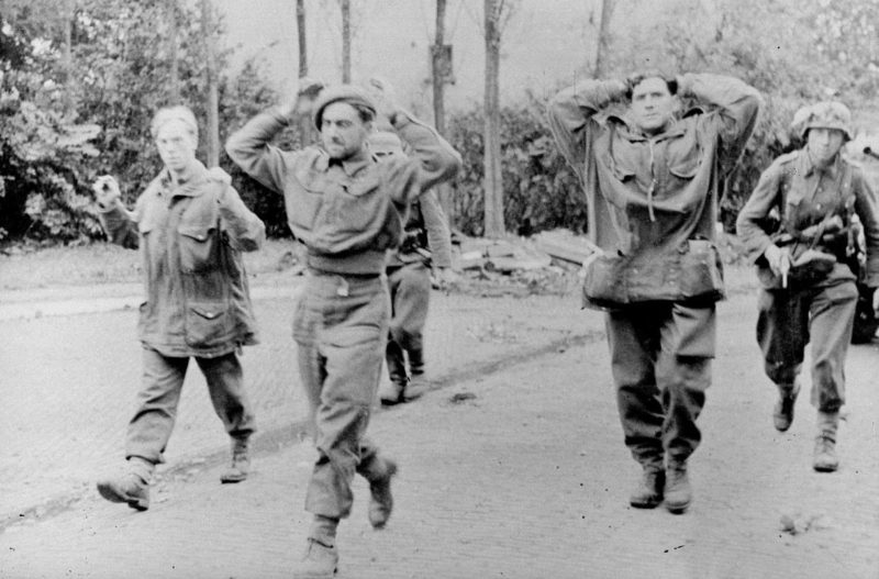 Британские парашютисты в плену. Арнем. Сентябрь 1944 г.