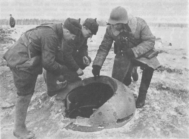 Красноармейцы осматривают бронеколпак на ДОТе Sk2 на линии Маннергейма. Январь 1940 г. 