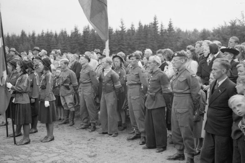 Митинг на открытии памятника голландскому летчику, погибшему в годы войны. 1945 г.