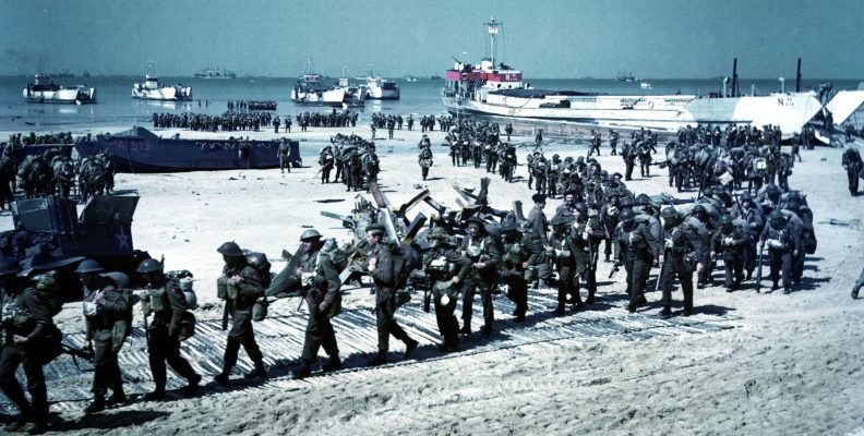 Канадские солдаты на пляже «Юнона» в Берьер-Сюр-Мер. 6 июня 1944 г.