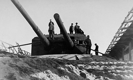 Позиция 203-мм орудия во время войны и сегодня. 