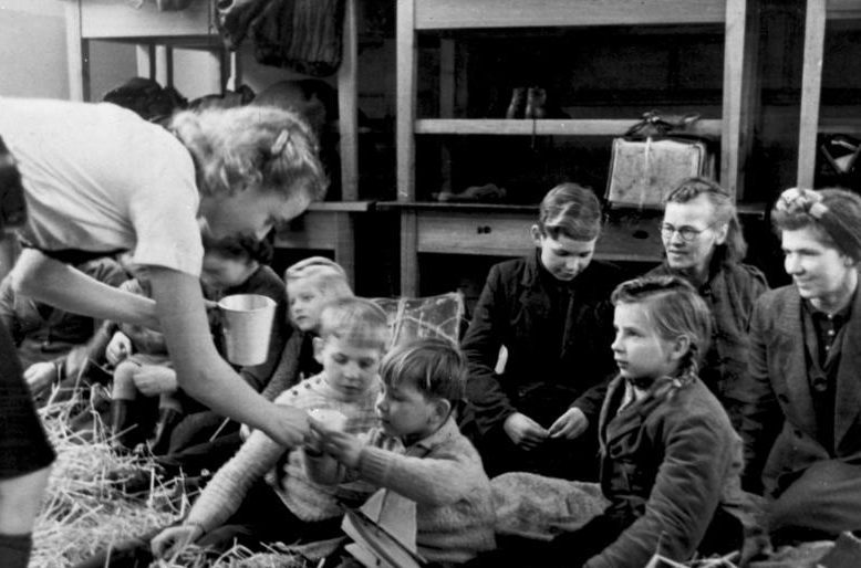 Беженцы с восточных территорий Германии во временном центре сбора в Аппенроде. Декабрь 1945 г.