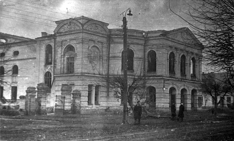 Сожжённый немцами театр при отступлении. Март 1944 г. 