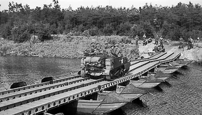 Союзники на понтонном мосту через Маас. Сентябрь 1944 г.