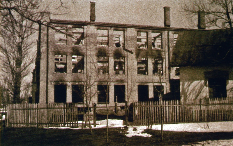 Сожженный корпус швейной фабрики им. Володарского. Март 1944 г. 