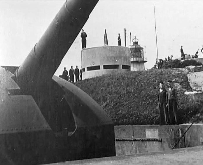 Позиция 305-мм орудия в 1945 году и сегодня. 