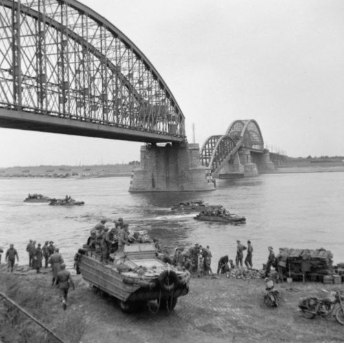 Британская армия переправляется через реку Ваал в Неймегене. Сентябрь 1944 г.
