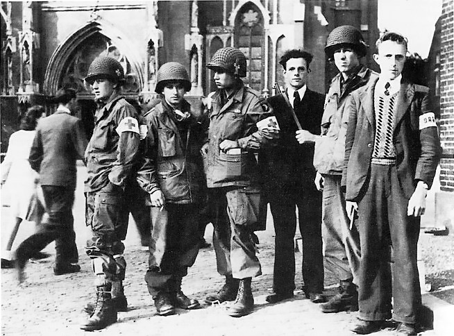 Участники голландского Сопротивления с солдатами союзников. Эйндховен. Сентябрь 1944 г. 