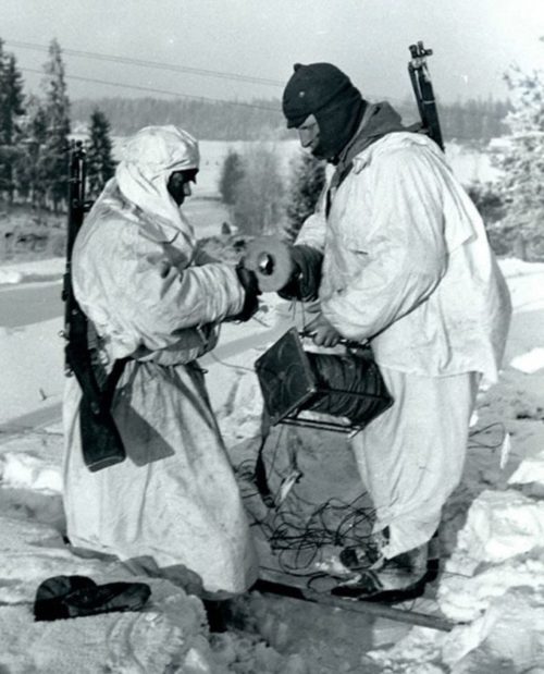 Связисты на переговорной линии фронта в районе станции Кемяря. Январь 1940 г.