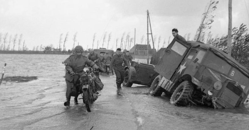 Британские войска на затопленной плотине. Ноябрь 1944 г.
