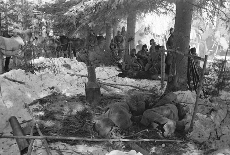 Отдых красноармейцев после боя в районе Кемяря. Январь 1940 г.