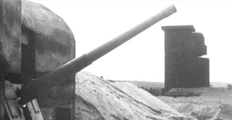 Каземат типа М170 с 165-мм орудием в годы войны и сегодня.