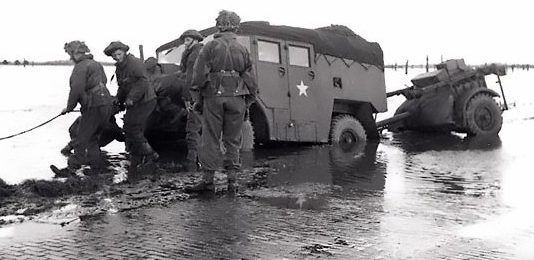 Британские войска на затопленной плотине. Ноябрь 1944 г.