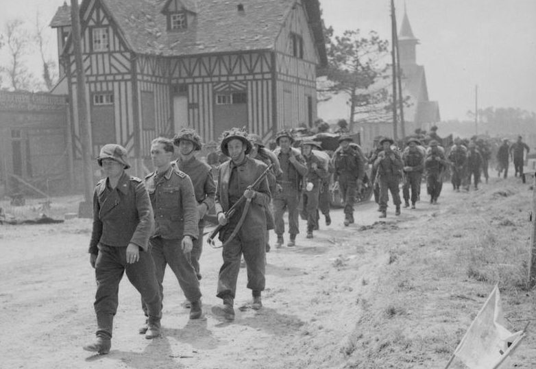 Военнопленные немцы в Ла-Брече-д'Арманвилле. 6 июня 1944 г.