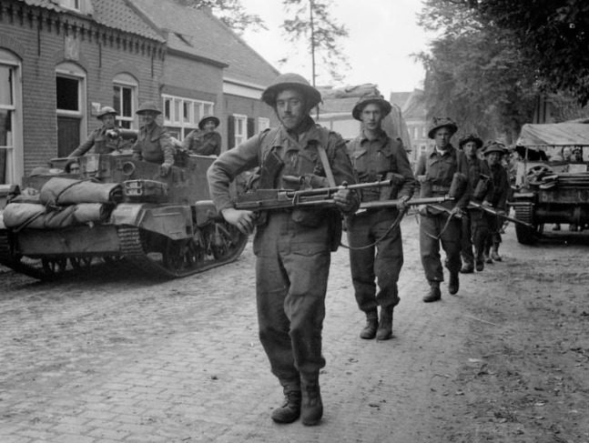 Бронетранспортеры и пехота 11-й бронетанковой дивизии на улицах г. Дюрне. Сентябрь 1944 г. 