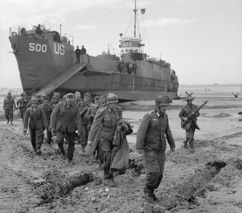 Немецкие военнопленные высаживаются с десантного корабля LCI на Золотом пляже. 6 июня 1944 г.