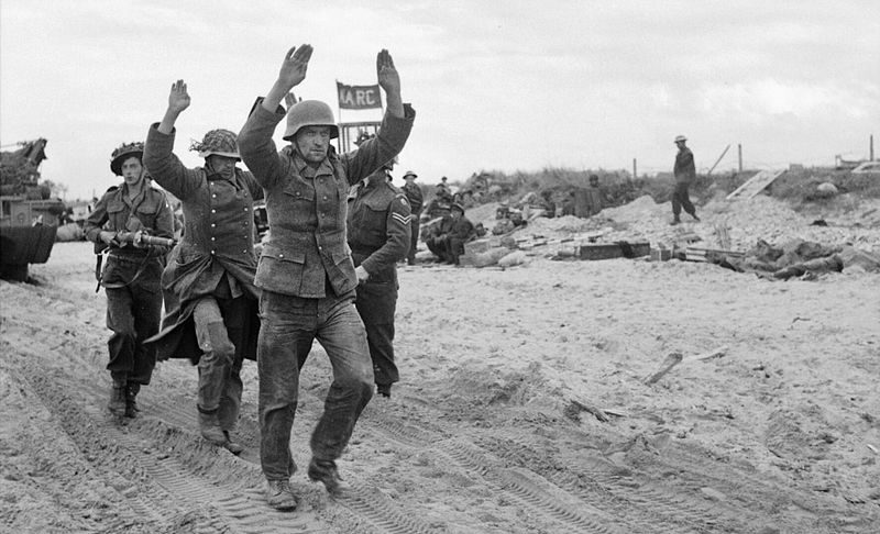 Военнопленные немцы на Золотом пляже. 6 июня 1944 г.