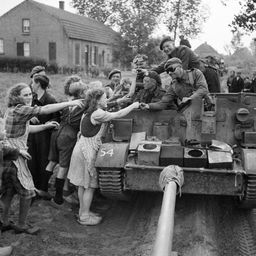Союзники раздают шоколад голландцам. Сентябрь 1944 г.