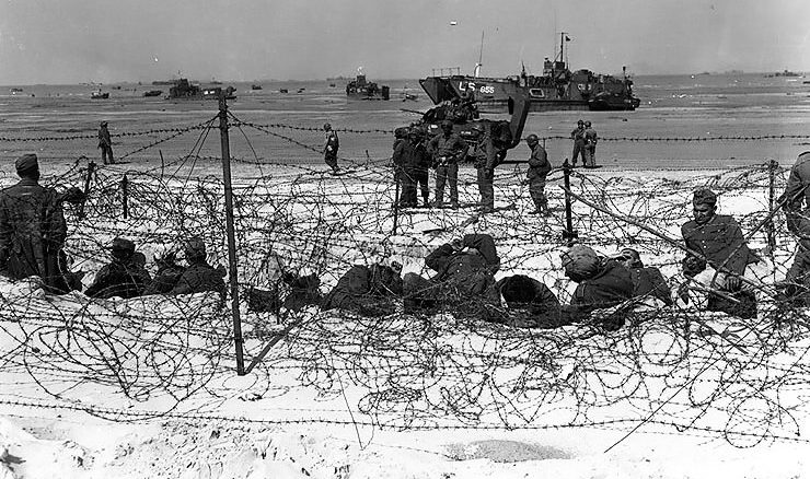 Немецкие военнопленные за колючей проволокой на Юта-бич. 6 июня 1944 г.