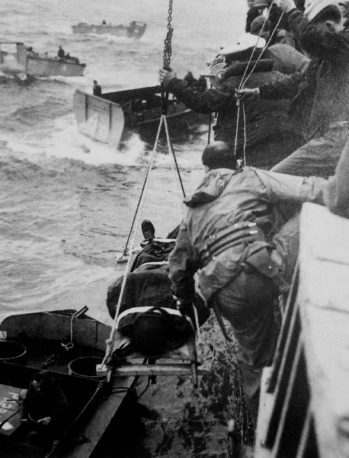 Погрузка раненных на десантный катер. 6 июня 1944 г.