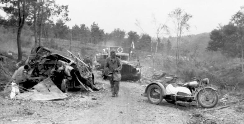 Разбитая немецкая автоколонна. Сентябрь 1944 г.