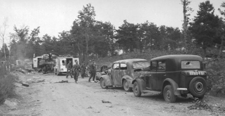 Разбитая немецкая автоколонна. Сентябрь 1944 г.