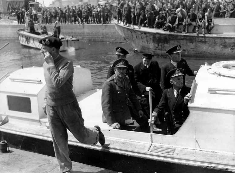 Премьер-министр Уинстон Черчиль прибыл в город Курсель-сюр-Мер. 12 июня 1944 г.