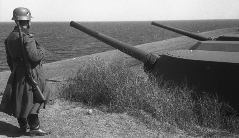 Позиции 210-мм орудий форта во время войны и сегодня.