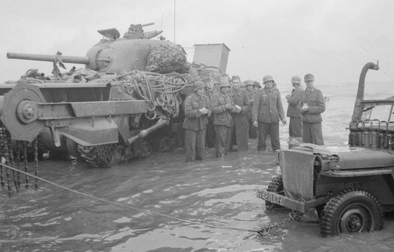 Выгрузка военной техники на плацдарме «Омаха». Июнь 1944 г. 