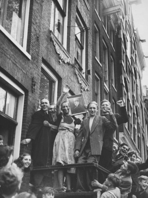 «Патриоты-голландцы» издеваются над девушками, сожительствовавшими с немцами. Май 1945 г.