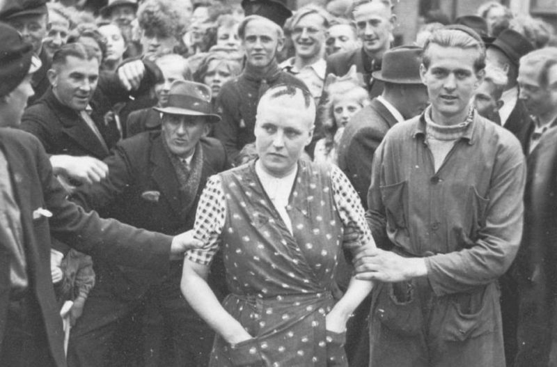 Голландские женщины, обвиненные в связях с немцами. 1945 год.