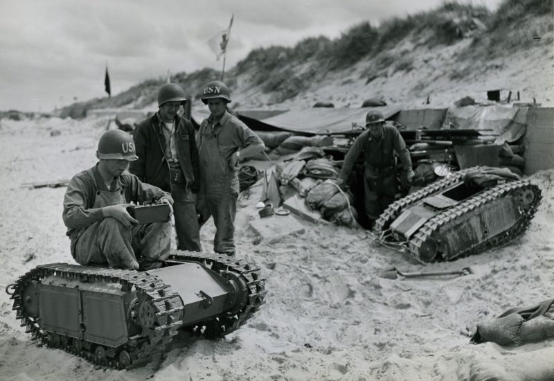 Захваченные на плацдарме «Юта» немецкие самоходные гусеничные мины «Голиаф». Июнь 1944 г. 