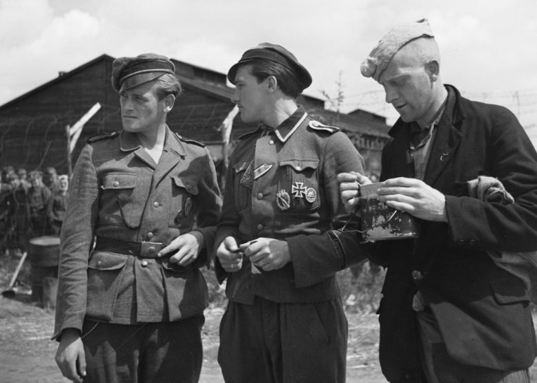 Голландские коллаборационисты в лагере военнопленных Харскамп. Июль 1945 г.