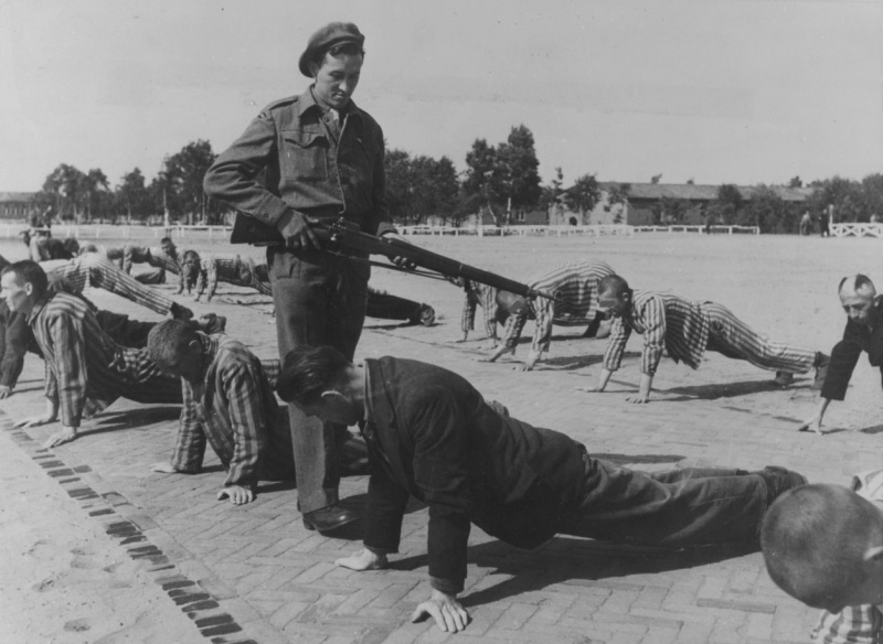 Британских охранник в лагере голландских коллаборационистов. Вюгт. Август 1945 г. 