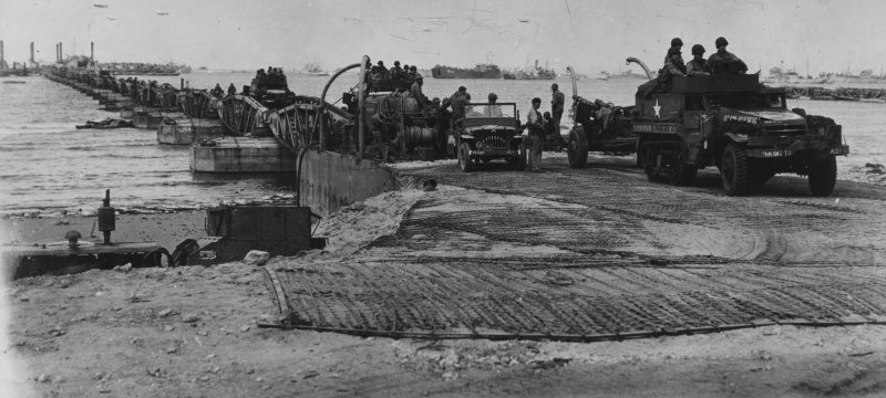 Колонна техники на плавучем мосту в гавани Мьюлбэрри порта Шербур. Июнь 1944 г.