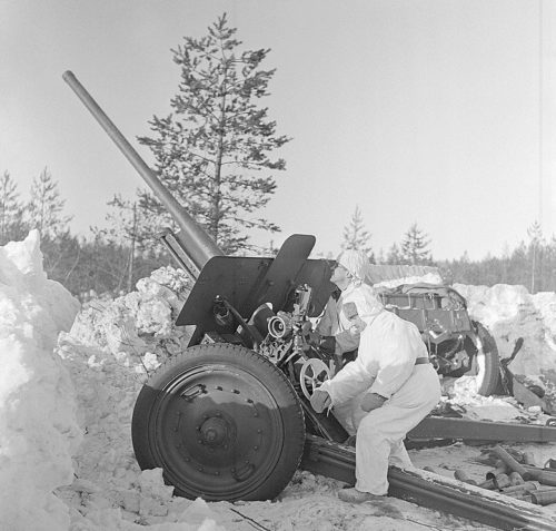 Советская пушка F-22 76 захвачена финскими войсками. Февраль 1940 г.