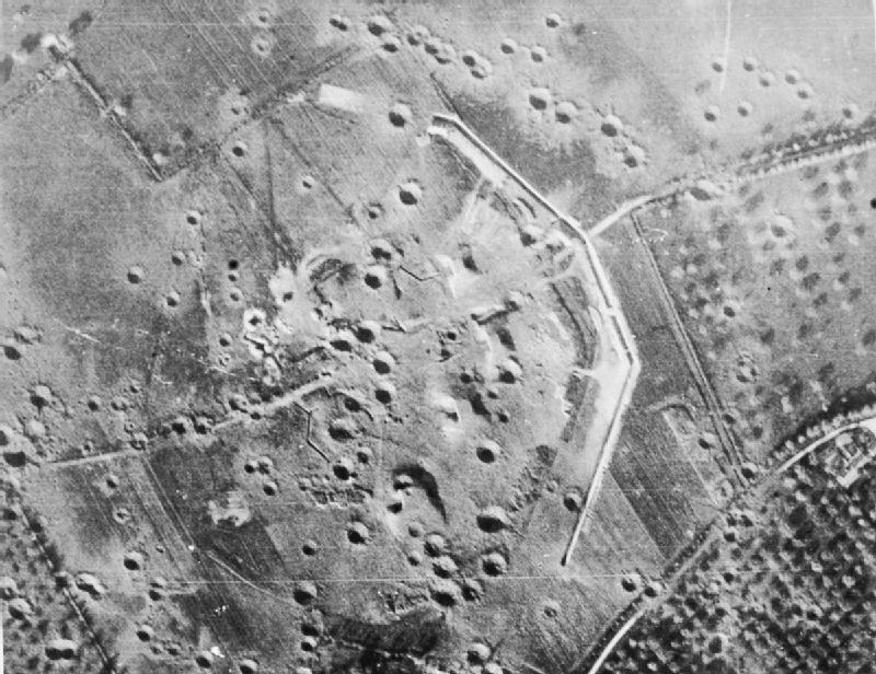 Аэрофотосъемка результатов бомбардировки батареи 19 мая 1944 г. 