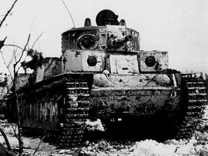 Танки Т-28 идут на прорыв линии Маннейгерма. Февраль 1940 г.