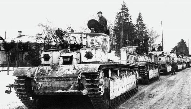 Танки Т-28 идут на прорыв линии Маннейгерма. Февраль 1940 г.