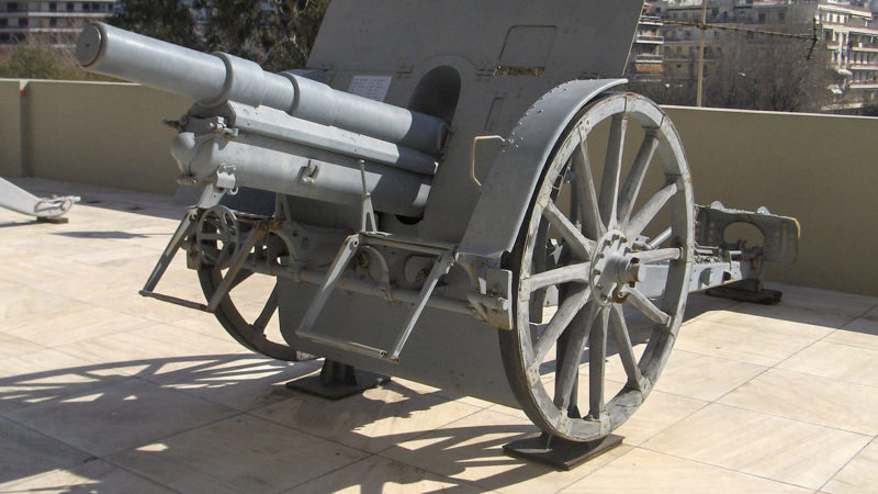 Аналогичные 100-мм гаубицы размещались в казематах.