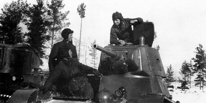 Экипаж легкого танка Т-26 перед боем. Февраль 1940 г.