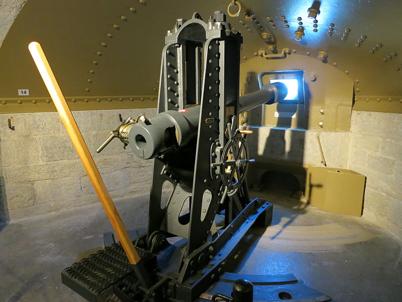 84-мм казематная пушка.