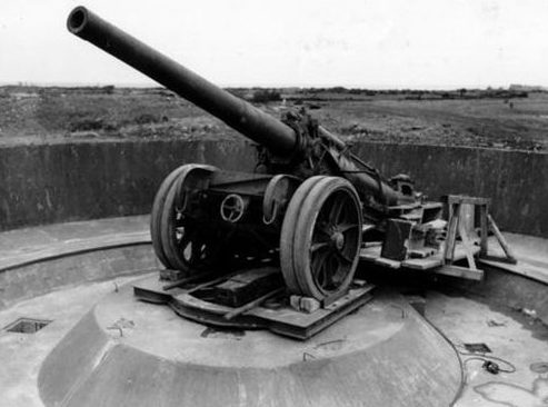 155-мм орудие на открытой позиции. 