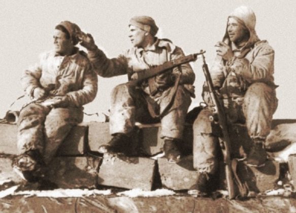 Бойцы диверсионно-разведывательного подразделения Сестрорецкого погранотряда на крыше захваченного дота на линии Маннергейма. Февраль 1940 г.