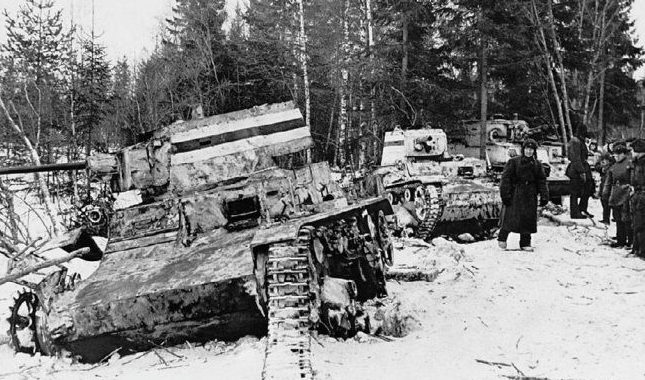 Подбитые финские танки «Виккерс» в бою у станции Перо. 29 февраля 1940 г.