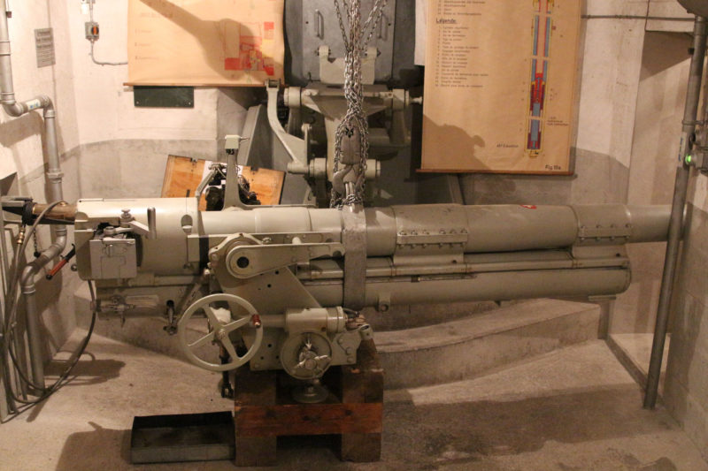 105-мм казематное орудие.