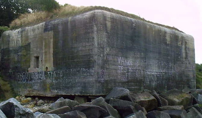 Бункеры на берегу. 